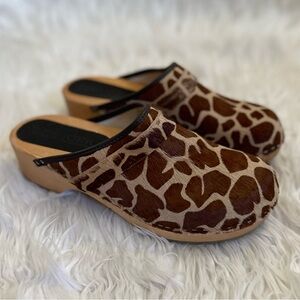 BJÖRK 41 / 10 NEW Safari Wood Open Back Giraffe Clogs • Leather Animal Print